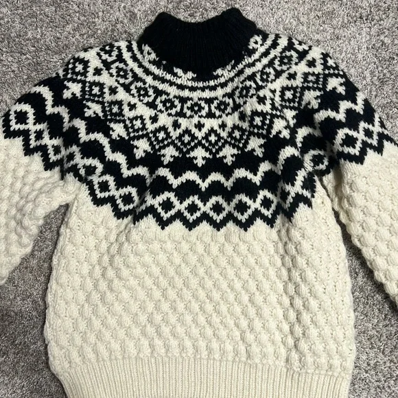 Black and White H&M Patterned Women's Sweater - Picture 2 of 3